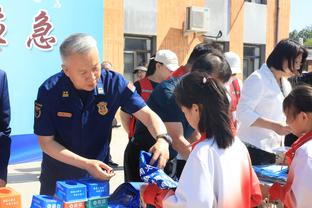 戈贝尔：唐斯从上赛季以来成长了很多 他11投10中&这太疯狂了